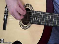 Due pervertiti usare la chitarra per stimolare la figa di russo ragazza Danielle Soul