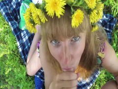 Una corona di fiori di tarassaco da succhiare ragazze russe