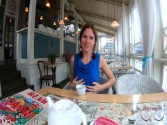 Russo pervertito al primo appuntamento con un gesto nella caffetteria