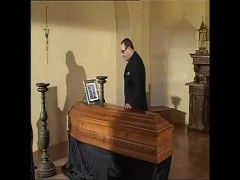 Anche lui si scopa un troia caldo durante un funerale