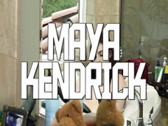 Sexy e cornea coed Maya Kendrick allarga le gambe per uomini maturi solo