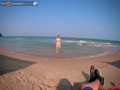 I turisti russi, nessuno è timido, non sulla spiaggia