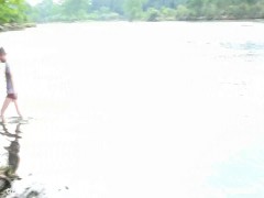 Cinese divertente e relativi di una donna su un cerchio nel lago