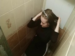 Catturato in bagno si masturba il suo umido figa