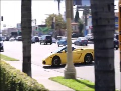 Rimuove Pulcini intorno alla città in un giallo Lamborghini