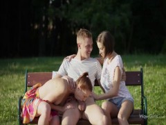 Nel Parco su una panchina ragazza è stato scelto da un cazzo dolce