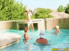 Amy e Olivia aveva un'Orgia in piscina con due ragazzi fortunati